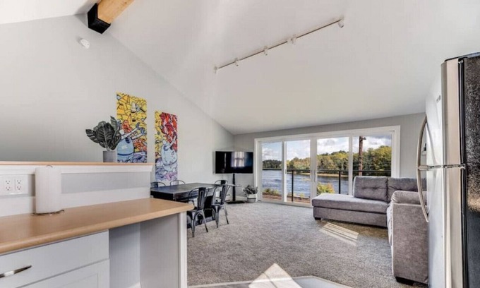 Costigan Apartment | Brand New Waterfront 4BD | Sleeps 8 | Amazing View