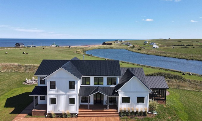 Sea View House | Branders Edge - Walk to Beach with Ocean Views & Breakfast