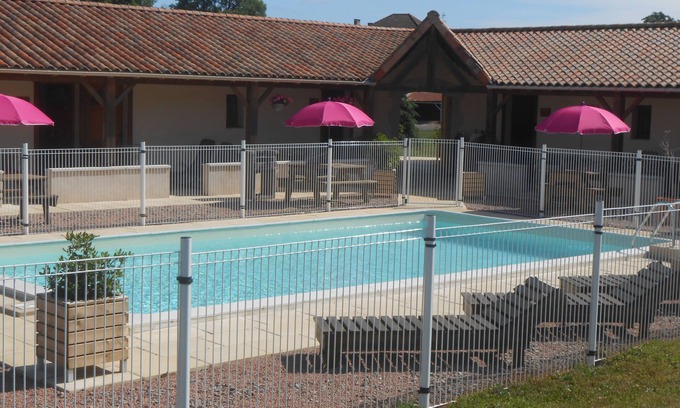 Abjat-sur-Bandiat House | Enjoy a Cozy Stay at Gîte Lavande with Pool & Breakfast