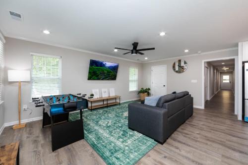 Lincoln Heights House | Modern 4 BR House Near Uptown Charlotte with Breakfast