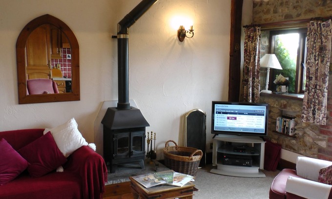 Colyton Cottage | Idyllic Brandy's Cottage with Ocean View & Hot Tub