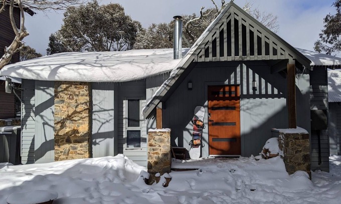 Hotham Heights Cabin | Brannigan's Lodge: Family-Friendly Retreat with Breakfast