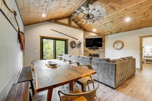 Indian Point House | Cozy Branson Cabin with Pool Access & Private Boat Slip