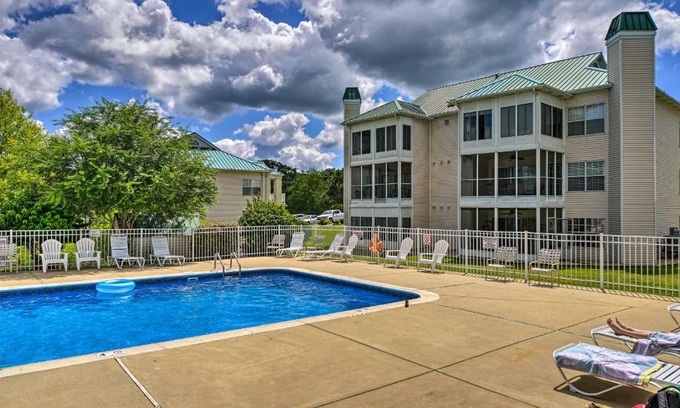 Table Rock Apartment | Inviting Branson Getaway with Pools and Relaxing Hot Tub