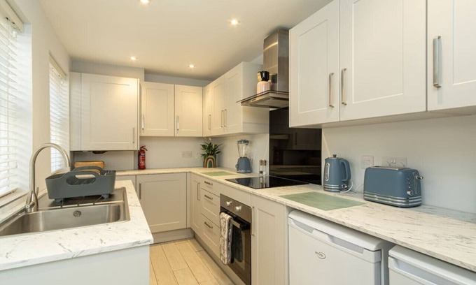 Burton on Trent House | Branston House: Modern Retreat with Garden & Family Amenities
