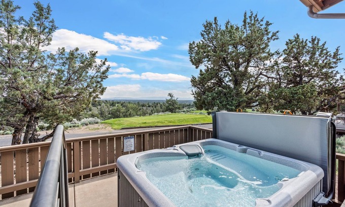 Powell Butte Cabin | Experience Brasada Ranch: 2 King Suites with Scenic Views