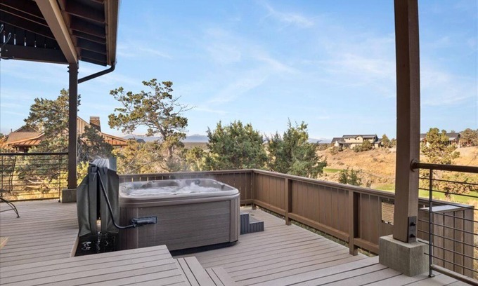 Powell Butte Cabin | Brasada Ranch Cabin: Hot Tub with Mountain & Golf Views, 2 King Suites