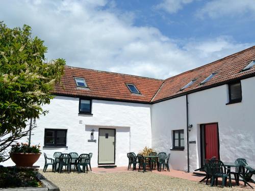 Lydstep House | Bravehearts: Family-Friendly Retreat with Private Pool