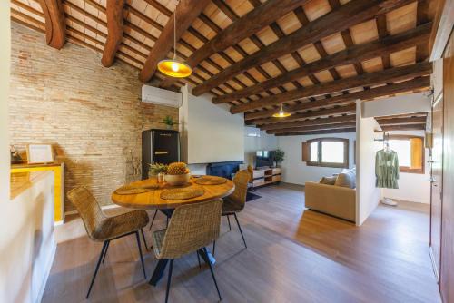 Barri Vell Apartment | Relaxing Bravissimo Calderes Cinc with Scenic River Views