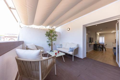 el Mercadal Apartment | Bravissimo Eiximenis: Scenic Terrace & Family-Friendly Stay