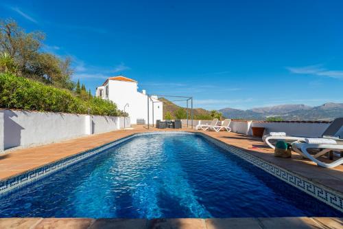 Vinuela Villa | Bravo Hotel: Breathtaking Views & Pet-Friendly Comfort