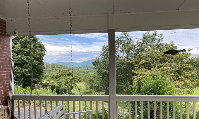 Franklin House | Brawcroft Place is your Smoky Mountain destination- great views, easy access!