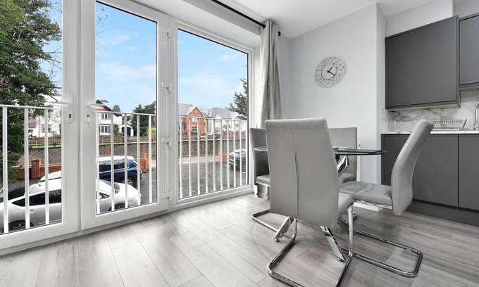 Bray on Thames Apartment | Braywick Serviced Apartments: Oceanfront Comfort Awaits