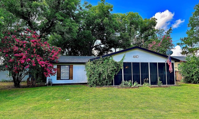 Dennis House | Family-Friendly Brazos Porch Hideaway with Kitchen Amenities