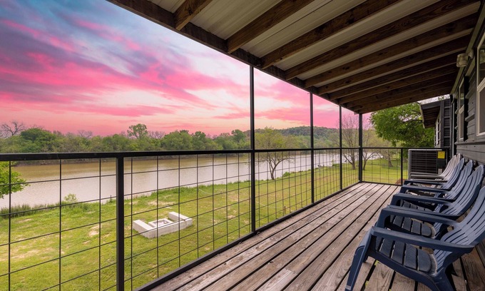 Dennis House | Waterfront Brazos River Treehouse with Firepit & Porch