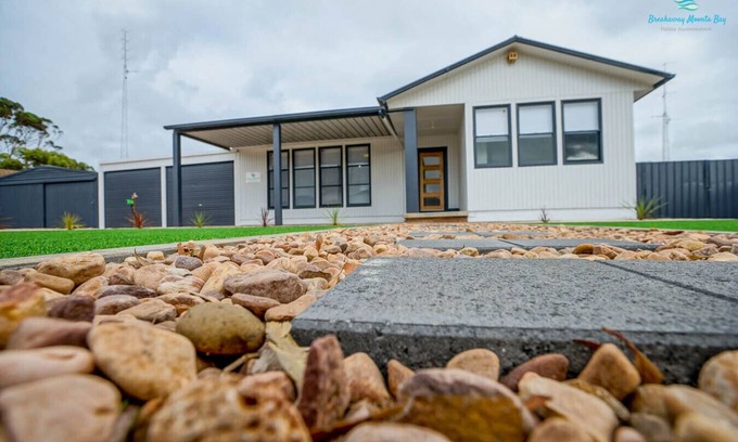 Moonta Bay House | Pet-Friendly Getaway at Breakaway Moonta Bay - Rated 9/10