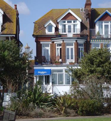 Eastbourne Bed & Breakfast | Oceanfront Breakers Bed and Breakfast: Rated 10/10 Stay!