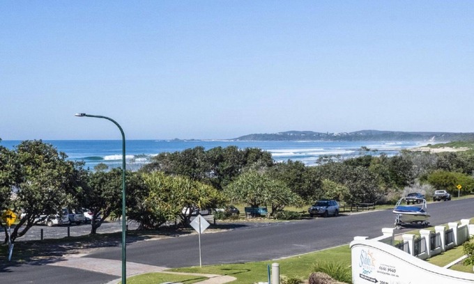 Yamba Apartment | Experience Breakers 2/7: Family-Friendly Getaway Near the Beach