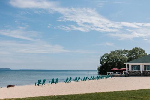 St Ignace Hotel | Relax at Breakers Resort - Lakeside with Oceanfront Views