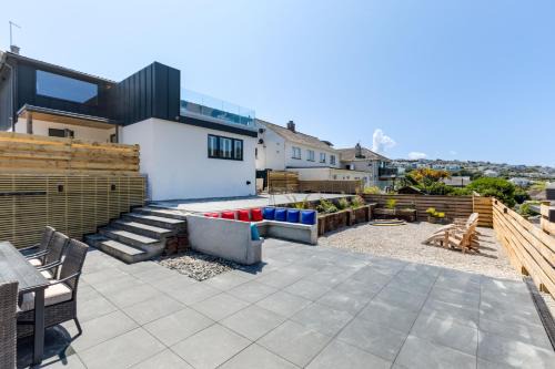 Polzeath House | Inviting Breakers View: Family-Friendly Stay with High Ratings