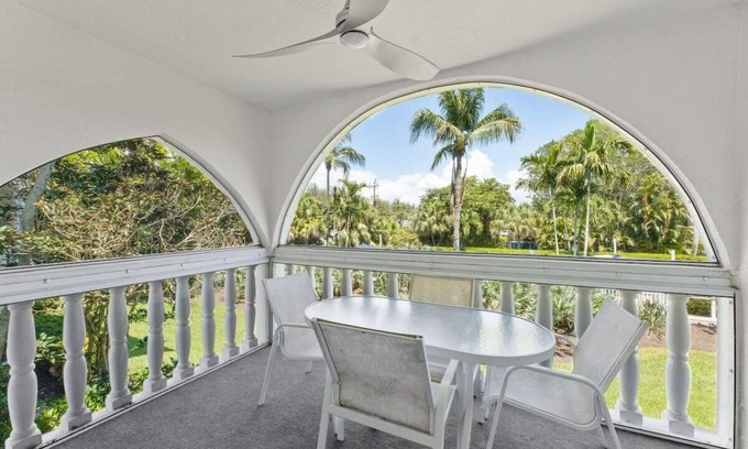 Sanibel Condo | Breakers West B3: Oceanfront Residence with Pool & Spa