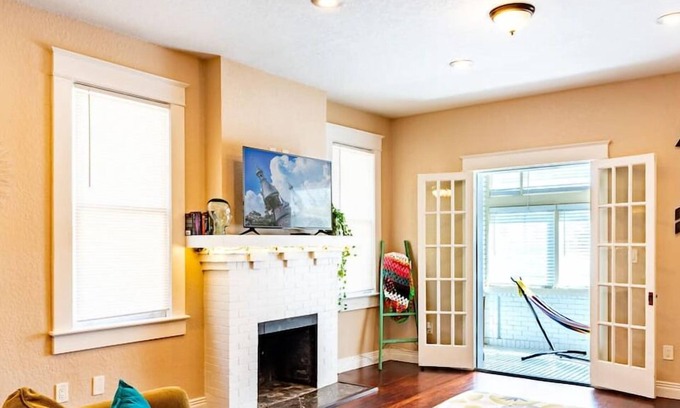 Hyde Park Apartment | Charming Breakfast Club - U of Tampa Flat with Pet-Friendly Amenities