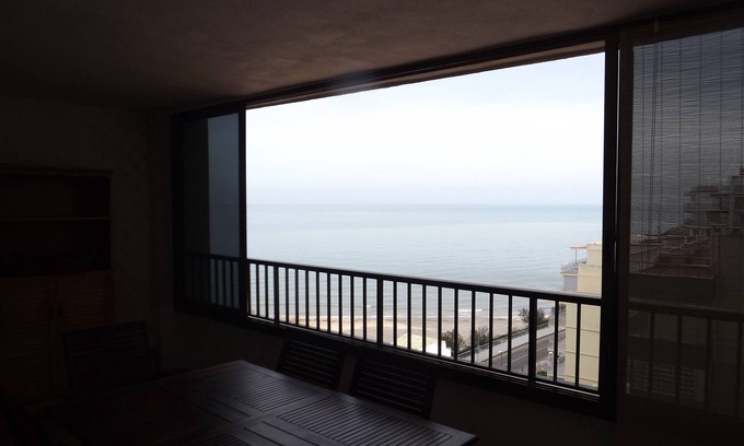 Faro de Cullera Apartment | Waterfront Breakfast Bliss with Ocean View & Pool Access