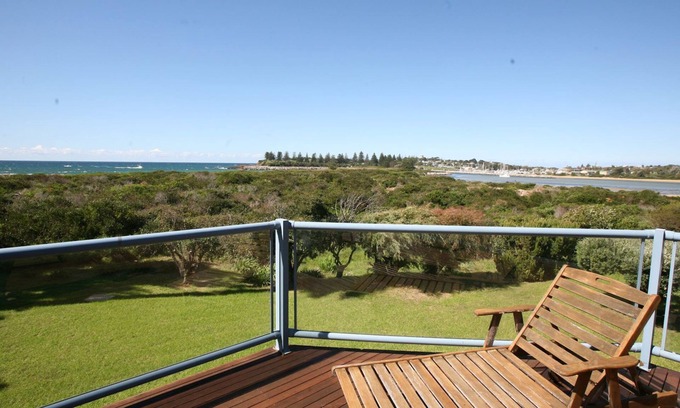 Bermagui House | Beachfront Breakwater 1: Ocean View Awaits in Bermagui