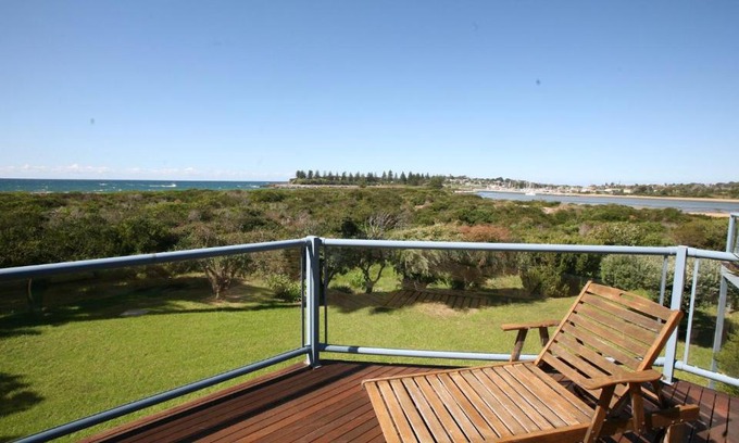Bermagui House | Beachfront Breakwater 1 with Ocean View & Wifi Access
