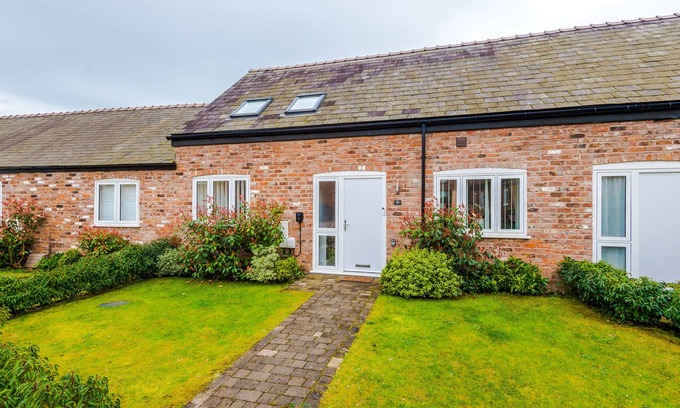 Mollington House | Inviting 2-Bed Property with Parking Near Chester Racecourse