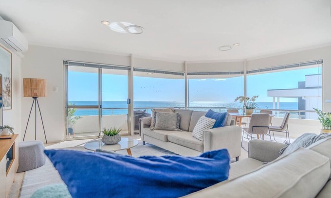 Cottesloe House | Captivating Beachside Retreat with Oceanfront Views