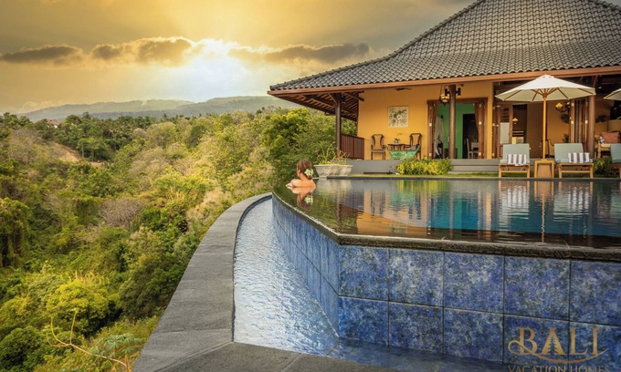 Kayu Putih Villa | Experience Clifftop Bliss at Lovina with Pool and Spa