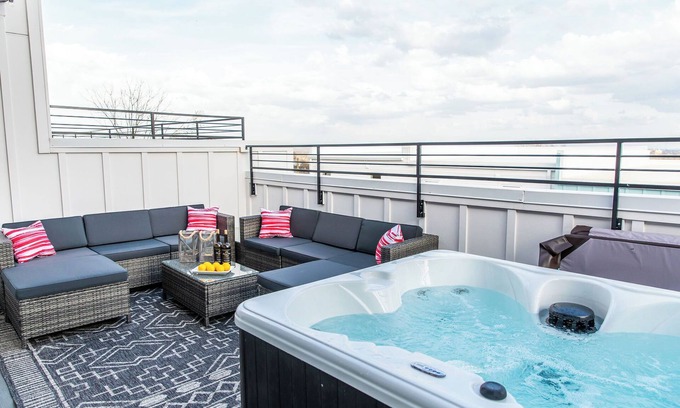 Nashville House | Experience North Nashville: Rooftop Hot Tub & Pool Table