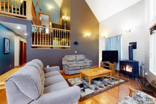 Hyak House | Inviting Hyak Home: Child-Friendly Retreat with High Ratings