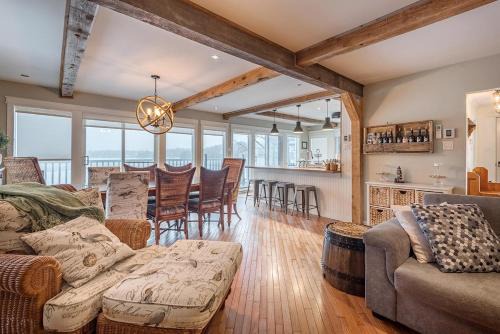 Chertsey Ski Chalet | Scenic Spa Chalet 360 with Breathtaking Lake Views