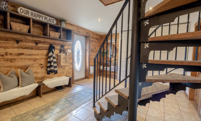 Saint-Faustin-Lac-Carre Ski Chalet | Enchanting Log House with Hot Tub and Oceanfront Views