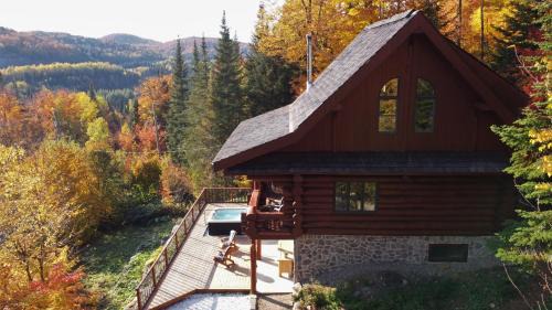 Saint-Faustin-Lac-Carre Ski Chalet | Idyllic Log House Retreat with Hot Tub in Tremblant