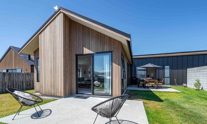 Wanaka House | Stunning Mountain Retreat with Exceptional Guest Ratings