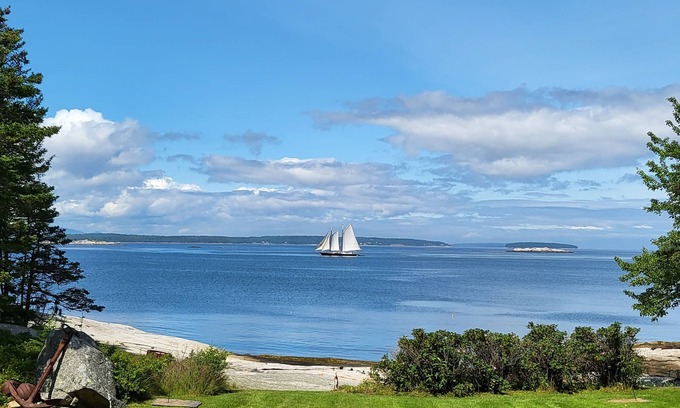 Spruce Head Cottage | Oceanfront Private Cottage with Hot Tub & Pool Access