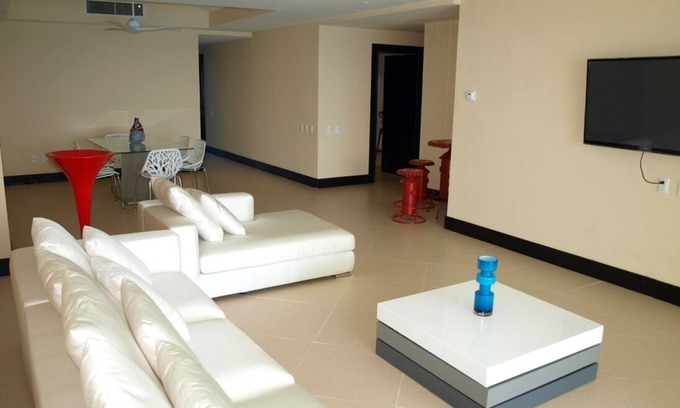 Zona Hotelera Condo | Oceanfront Condo with Hot Tub & Pool - Guest Rated 10/10