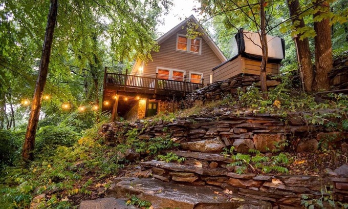 Sparrow Bush Cabin | Experience The Hawks Nest Cabin with River Views & Spa