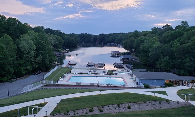 North Shore Condo | Stunning Smith Mountain Lake Condo with Scenic Sunset Views