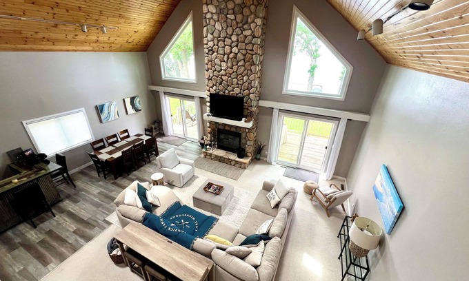 Butte Des Morts House | Serene Lake Winneconne Retreat Near Oshkosh Events