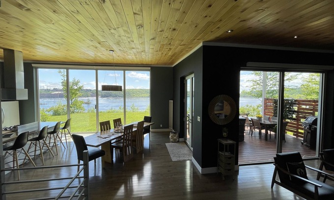 Mauricie Apartment | Unmatched Ocean View Retreat with Spa & Steam Room