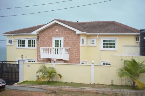 Akyinim House | Unforgettable Views with Pool and Family-Friendly Amenities