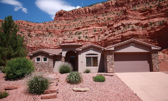 Kanab House | Unforgettable Views and Relaxing Amenities Await You