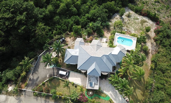 Greenwood House | Unforgettable Views with Poolside Comfort Awaits You