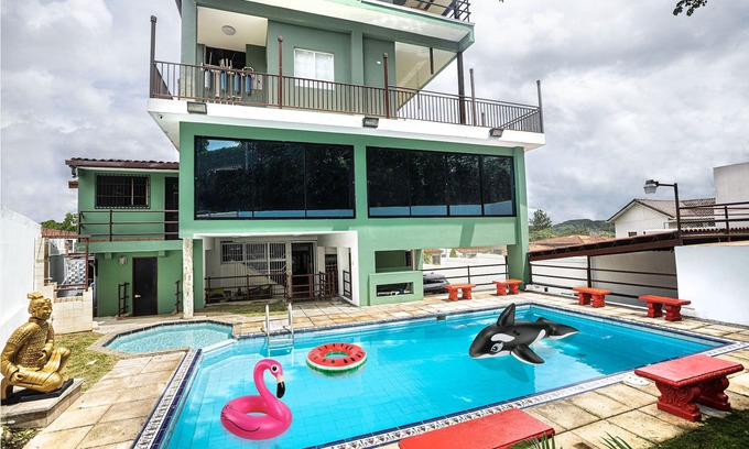 Panama City House | Stunning Mansion with Breathtaking Views and Pool Access