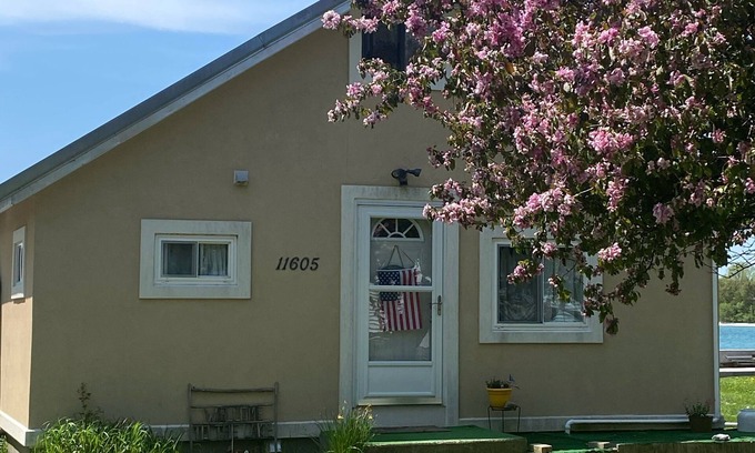 Henderson Cottage | Experience Lake Ontario Views in a 3-Bedroom Cottage