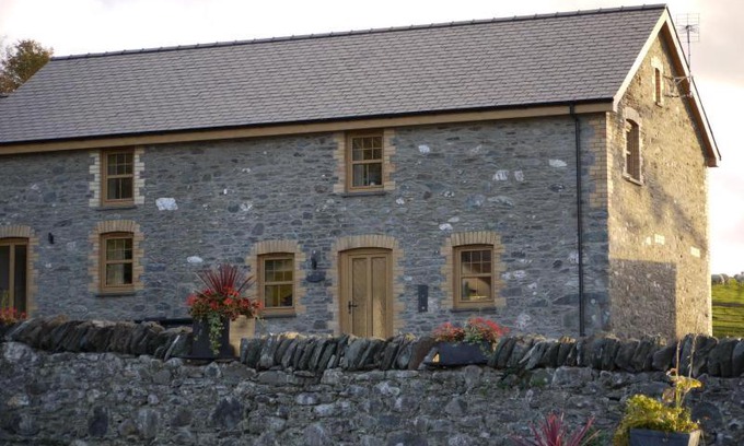 Glandyfi House | Scenic Hot Tub Retreat at Bwlch Cliced - Rated 9.7/10